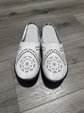 Women’s White Floral Cutout Slip-On Mules